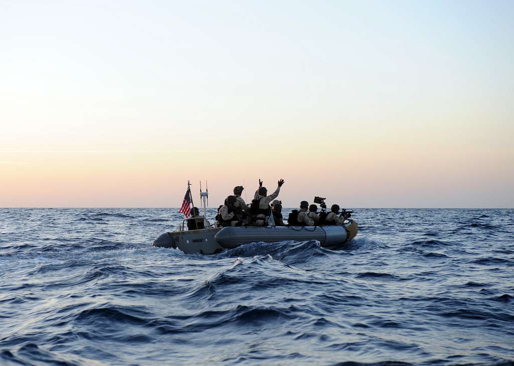 sailors-signal-a-somali-skiff-